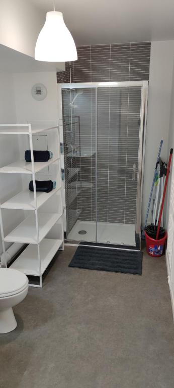 La douche — Douche à l'italienne et rangements pour les séjours longs
